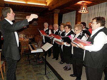 Der gastgebende Singkreis Geiselwind mit seinem Leiter Reinhold Eyßelein.  Fotos: rf