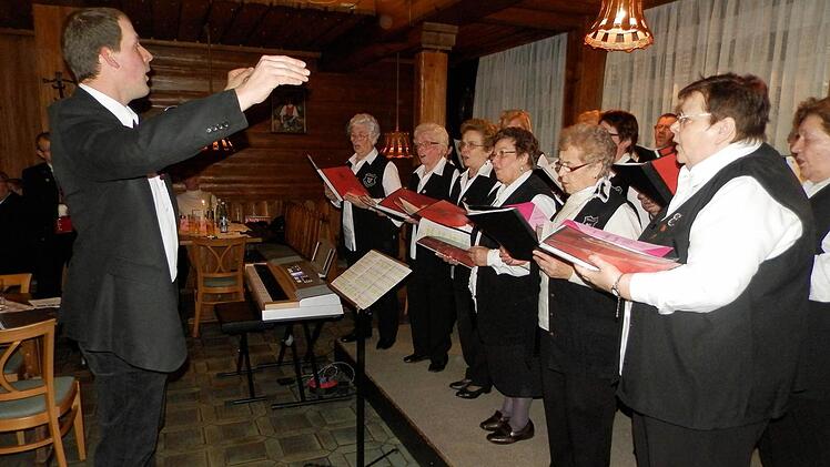 Der gastgebende Singkreis Geiselwind mit seinem Leiter Reinhold Eyßelein.  Fotos: rf