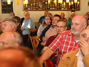 Ablehnung verrieten schon die Mienen der Besucher beim Info-Abend der Memmelsdorfer CSU zur in die Diskussion gebrachten Ostumfahrung der Bahn für die Stadt Bamberg.