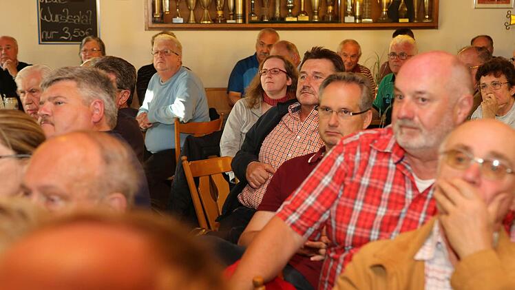 Ablehnung verrieten schon die Mienen der Besucher beim Info-Abend der Memmelsdorfer CSU zur in die Diskussion gebrachten Ostumfahrung der Bahn für die Stadt Bamberg.