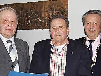 Für 50 Jahre Meisterprüfung im Metzgerhandwerk wurden Ernst Glasauer und Hans Braun von Obermeister Robert Schmitt mit Urkunden und Handwerks-Siegel geehrt. Foto: Klaus Werner