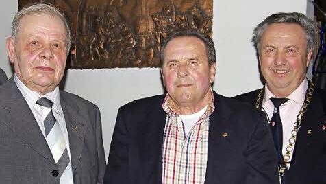 Für 50 Jahre Meisterprüfung im Metzgerhandwerk wurden Ernst Glasauer und Hans Braun von Obermeister Robert Schmitt mit Urkunden und Handwerks-Siegel geehrt. Foto: Klaus Werner