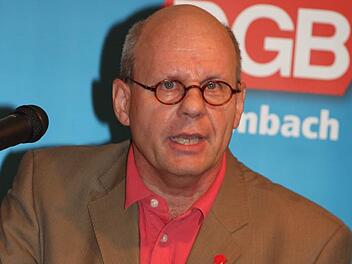 Einen Mindestlohn von zehn Euro - besser zwölf - forderte Peter Schmidt, der Geschäftsführer der NGG Region Allgäu, bei der DGB-Maikundgebung im Mönchshof-Bräuhaus. Foto: Sonja Adam