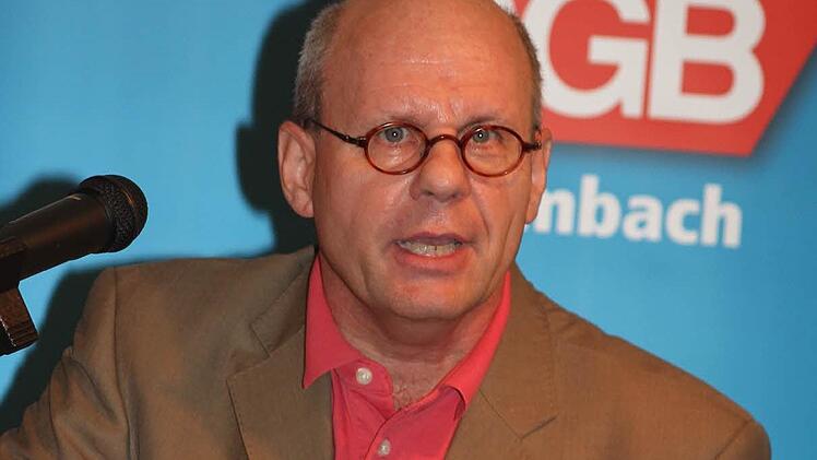 Einen Mindestlohn von zehn Euro - besser zwölf - forderte Peter Schmidt, der Geschäftsführer der NGG Region Allgäu, bei der DGB-Maikundgebung im Mönchshof-Bräuhaus. Foto: Sonja Adam