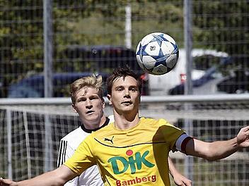 Markus Fischer (vorne) schirmt den Ball gegen den Erlenbacher Lukas Rentsch ab. Foto: sportpress