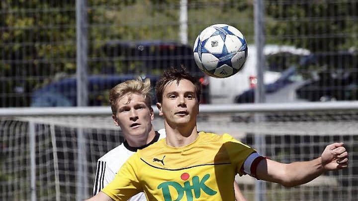 Markus Fischer (vorne) schirmt den Ball gegen den Erlenbacher Lukas Rentsch ab. Foto: sportpress