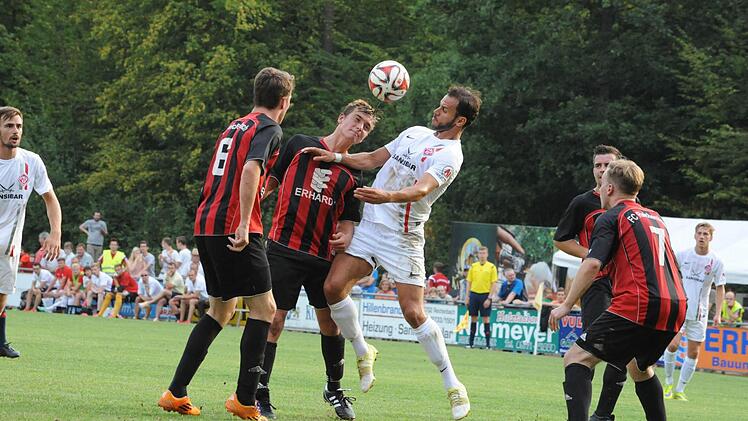 Szene aus dem Totopokalspiel zwischen dem FC Reichenbach (rot-schwarze Trikots) gegen die Würzburger Kickers (0:6). Foto: Hopf