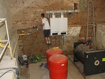 Michael Eschenbacher von der Firma Meile installiert die neue Gasbrennwertheizung in der Kulmbacher Pestalozzischule. Foto: Sonja Adam