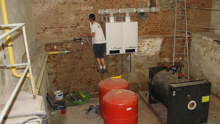 Michael Eschenbacher von der Firma Meile installiert die neue Gasbrennwertheizung in der Kulmbacher Pestalozzischule. Foto: Sonja Adam