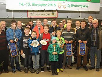 Hochkarätige Preise, darunter Prämien des Landesverbandes und Ehrenbänder, wurden bei der 65. Kreisschau an die erfolgreichen Züchter verliehen. Foto: Michael Stelzner