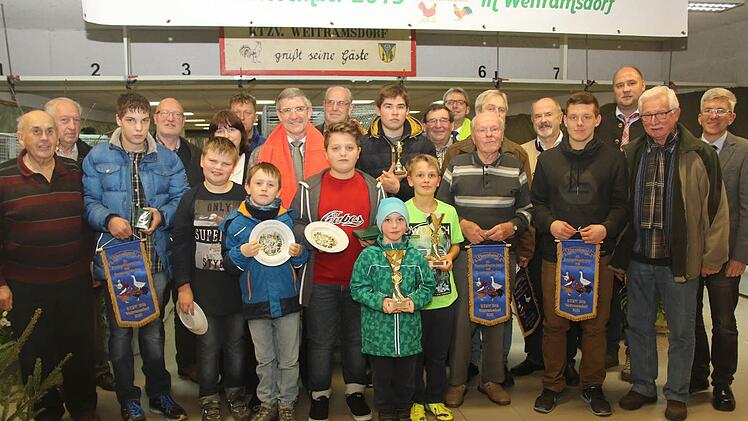 Hochkarätige Preise, darunter Prämien des Landesverbandes und Ehrenbänder, wurden bei der 65. Kreisschau an die erfolgreichen Züchter verliehen. Foto: Michael Stelzner