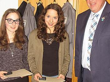 Robert Fischer, Bezirksgeschäftsführer des Volksbundes Deutsche Kriegsgräberfürsorge, dankte Franziska Merz (links) und Milena Weber für ihr großes Engagement bei den Sammlungen. Foto: privat