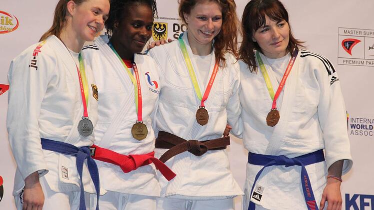 Die Staffelsteinerin Carina Neupert (links) freut sich über Einzelsilber. Daneben die Goldmedaillengewinnerin Severin Nebie aus Frankreich und die beiden Bronzemedaillengewinnerinnen. Foto: pr