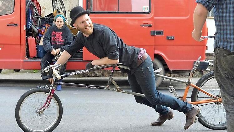 In Humprechtshausen treffen sich einmal im Jahr ein paar verrückte Bastler und schweißen verrückte Vehikel zusammen, mit denen sie zum Rennen antreten. Darüber ist ein Film entstanden, der heute im Zeiler Kino gezeigt wird. Foto: Bernd Schmück
