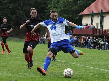 Reichenbachs Patrick Hergenröther (links) kommt bei der Flanke von Bad Kissingens Andrei Puscas zu spät: Die Hereingabe verflacht allerdings. Foto: Hopf
