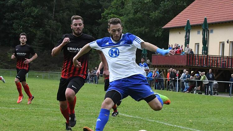 Reichenbachs Patrick Hergenröther (links) kommt bei der Flanke von Bad Kissingens Andrei Puscas zu spät: Die Hereingabe verflacht allerdings. Foto: Hopf