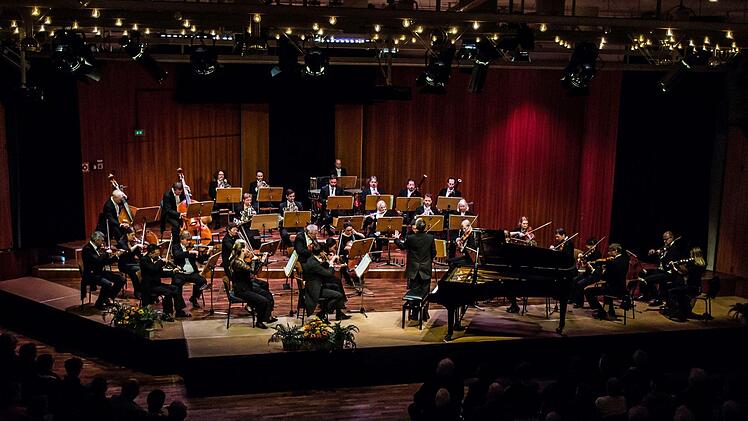 Bei der Beethoven-Gala im Coburger Kongresshaus begeisterte Alexander Lonquich gleich doppelt - als Pianist und als Dirigent des Philharmonischen Orchesters.Foto: Jochen Berger