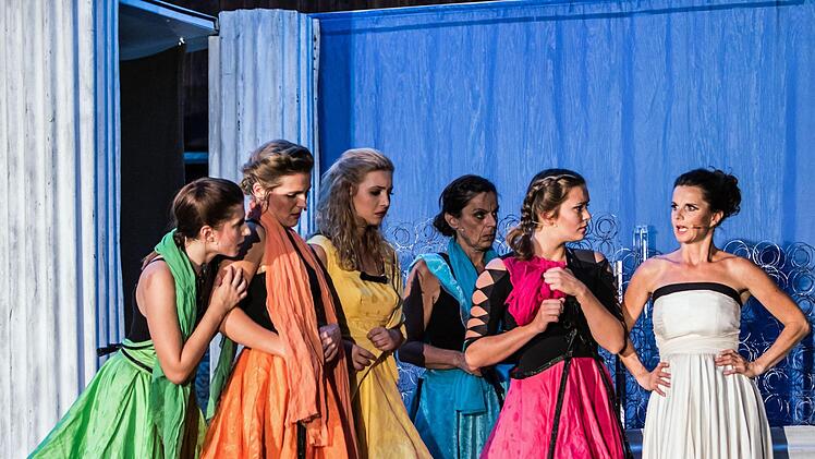 Happy End unter freiem Himmel: mit einer Musical-Version der Antiken Komödie "Lysistrata" gastierte der Fränkische Theatersommer in der Domäne Oeslau.Foto: Jochen Berger