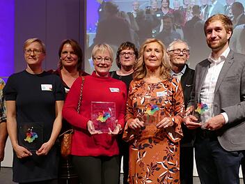 Die Preisträger aus Stadt und Landkreis Bamberg mit Bürgermeister Wolfgang Metzner (rechts) als einer der Ehrengäste. Vom zweitplatzierten Verein "Franz KAfkA - Theaterprojekt für benachteiligte Jugendliche" konnte niemand an dem Festakt teilnehmen.  Foto: Marion Krüger-Hundrup