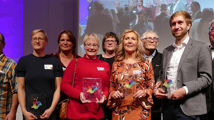 Die Preisträger aus Stadt und Landkreis Bamberg mit Bürgermeister Wolfgang Metzner (rechts) als einer der Ehrengäste. Vom zweitplatzierten Verein "Franz KAfkA - Theaterprojekt für benachteiligte Jugendliche" konnte niemand an dem Festakt teilnehmen.  Foto: Marion Krüger-Hundrup