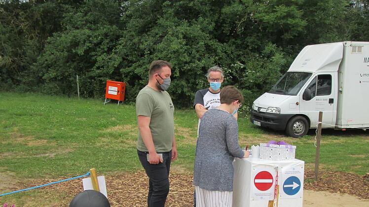 Auch in der Event-Lounge gilt Abstand und Schutzmaske. Marcus Beran achtet mit scharfem Blick auf die Einhaltung der Vorsichtsmaßnahmen.                Foto: Winfried Ehling