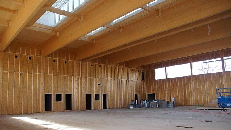 Das in Holzbauweise errichtete Gebäude strahlt schon im Rohbau eine behagliche Wärme aus.