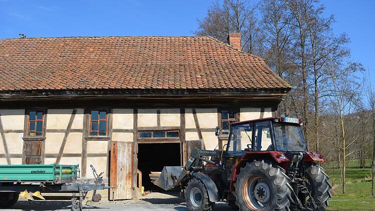 Vorbereitungen für den Brautag im Freilandmuseum: Bereits am Vortag wird das Holz zum Anheizen des Sudkessels ins ehemalige Gemeindebrauhaus gebracht.