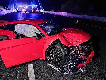 Schwerer Unfall auf der A6: Sportwagen massiv besch&auml;digt