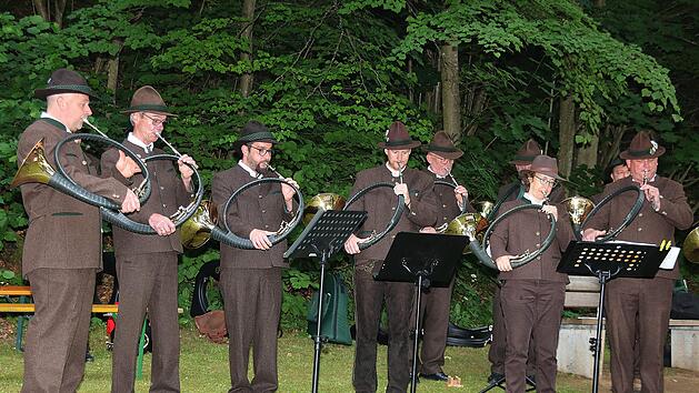 Musikalisch umrahmten Jagd- und Parforcehornbl&auml;ser des J&auml;gervereins Bad Kissingen die Hubertusmesse an der Talkirche. Foto: Dieter Britz