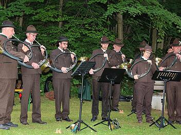 Musikalisch umrahmten Jagd- und Parforcehornbläser des Jägervereins Bad Kissingen die Hubertusmesse an der Talkirche. Foto: Dieter Britz