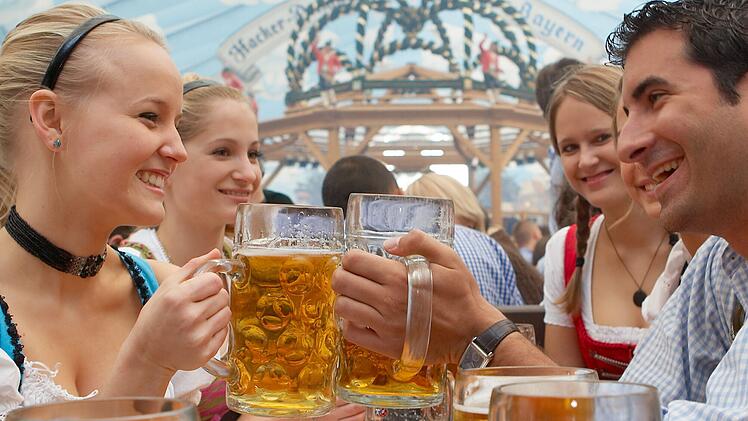 Mit dem richtigen Trachtenoutfit kann die Wiesn kommen.