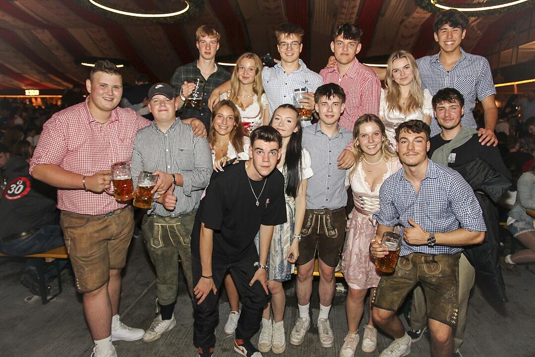 Es spielten die "Kasendorfer Musikanten" und "Die Wilderer".