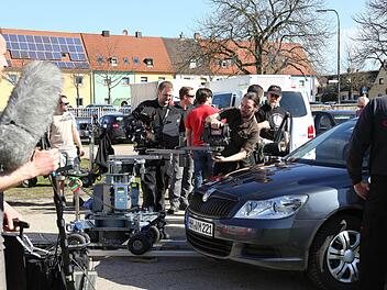 Ein Auto, viele Kameramänner und Techniker: Am Bamberger Fuchspark-Stadion wurde der neue Carglass-Werbespot gedreht.  Fotos: Matthias Hoch