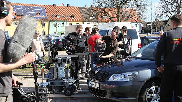 Ein Auto, viele Kameramänner und Techniker: Am Bamberger Fuchspark-Stadion wurde der neue Carglass-Werbespot gedreht.  Fotos: Matthias Hoch