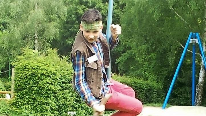 Der "schaurige Adi" ( Adrian Beck) säbelt mit seinem Schwert sämtliche Kegel um.  Fotos: Gabi Arnold