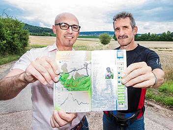 Geradewegs durch die Natur verlaufen die Strecken des "Laufparadieses". Bei Hofheim präsentieren Marco Depner und Hubert Karl (von links) eine Karte aus der Projekt-Broschüre, die ab sofort für Laufsportler zu haben ist.  Foto: Hendrik Steffens
