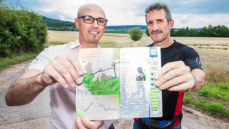 Geradewegs durch die Natur verlaufen die Strecken des "Laufparadieses". Bei Hofheim präsentieren Marco Depner und Hubert Karl (von links) eine Karte aus der Projekt-Broschüre, die ab sofort für Laufsportler zu haben ist.  Foto: Hendrik Steffens