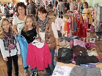 Dagmar Christian-Süppel (links) und Susanne Ziegelhöfer mit ihren Zwillingen Jule (links) und Jana organisieren den Zwillingsbasar.