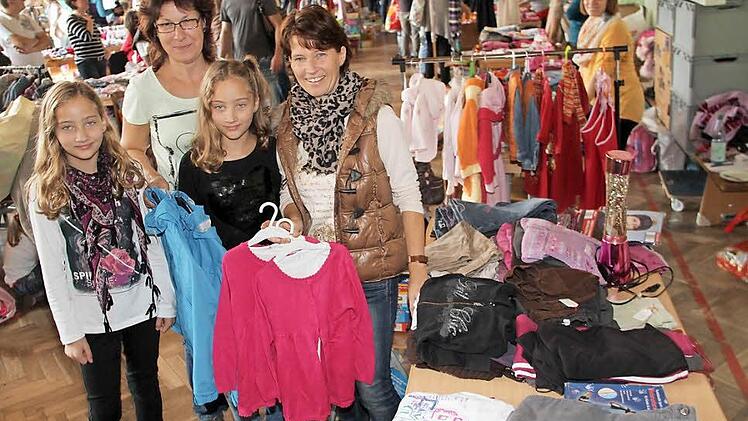 Dagmar Christian-Süppel (links) und Susanne Ziegelhöfer mit ihren Zwillingen Jule (links) und Jana organisieren den Zwillingsbasar.