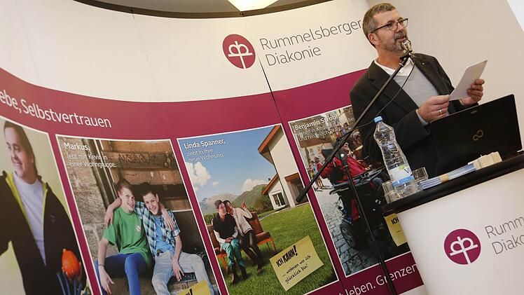 Diakon Günter Schubert und das Team der Rummelsberger Diakonie haben sich nach der Veröffentlichung der Studie darum gekümmert, dass möglichst viele Wünsche der Bewohner - wie die Wahl des Zimmernachbarns - umgesetzt werden können. Foto: Matthias Hoch
