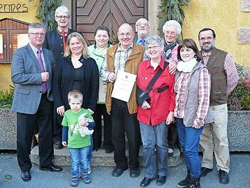 Sieben Heimat- und Wanderfreunden dankte der Frankenwaldverein Marktleugast für 25 Jahre Treue und Engagement. Unser Bild zeigt (von links) Wanderwart Horst Zapf, Obmann Reiner Meisel, 2. Obfrau und Jugendleiterin Daniela Schramm mit Sohn Jakob, Iris Haueis, Peter Menz, Ehrenobmann Klaus Schramm, Ursula Menz, Hildegard Kempf sowie Marianne und Volker Czapinski. Foto: Klaus-Peter Wulf