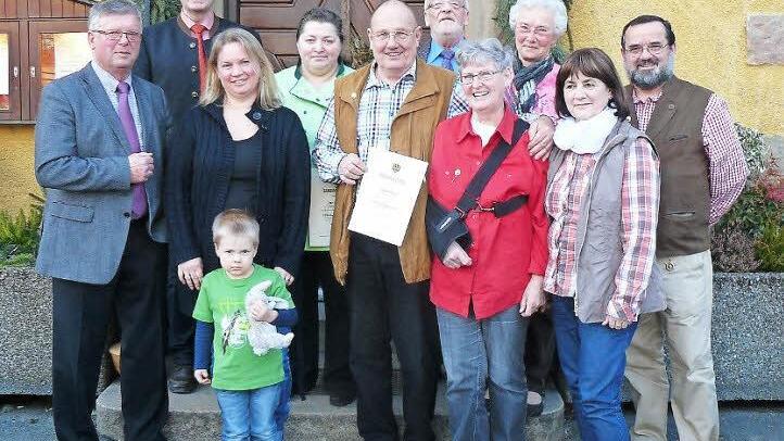 Sieben Heimat- und Wanderfreunden dankte der Frankenwaldverein Marktleugast für 25 Jahre Treue und Engagement. Unser Bild zeigt (von links) Wanderwart Horst Zapf, Obmann Reiner Meisel, 2. Obfrau und Jugendleiterin Daniela Schramm mit Sohn Jakob, Iris Haueis, Peter Menz, Ehrenobmann Klaus Schramm, Ursula Menz, Hildegard Kempf sowie Marianne und Volker Czapinski. Foto: Klaus-Peter Wulf