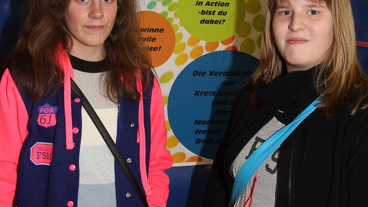 Franziska Schaller (12) geht oft mit ihrem Golden Retriever spazieren und wünscht sich mehr Mülleimer, um die Hundetüten zu entsorgen. Anne Sacha (14) fände ein Geschäft und bessere Busverbindungen gut. Foto: Sonja Adam