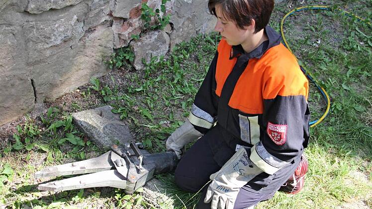 Respekt vor dem Spreizer hatte die jungen Feuerwehrler alle etwas. Die Zange musste auf ein vorgegebenes Maß gespreizt werden.