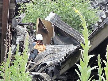 Scooby hat jemanden aufgespürt. Das war leicht, die Person lag nur zwischen, nicht unter, Trümmern. Foto: BRK