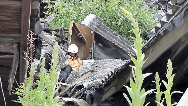 Scooby hat jemanden aufgespürt. Das war leicht, die Person lag nur zwischen, nicht unter, Trümmern. Foto: BRK
