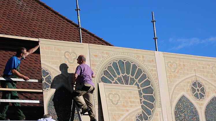 Im Hof werden die Bühnenteile aufgebaut. Foto: Heike Beudert