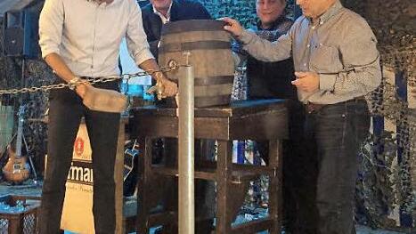 Stefan Müller übernahm unter den Augen von Georg Hofmann, Johannes Brandt und Helmut Lottes (v. l.) den Anstich. Foto: Patrick Walcher
