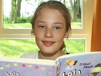 Anna Bär hat sich das Buch "Lola in geheimer Mission" von Isabel Abedi für den Lesewettbewerb ausgesucht. "Mir gefällt es sehr gut", erklärte sie. Foto: Sonny Adam