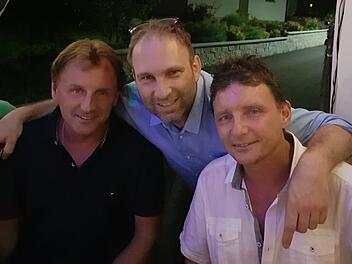 Als Überraschungsgast kam der 330-fache Erstligaspieler Frank Greiner am Wochenende nach Meilschnitz. Anlass war der 50. Geburtstag seines Bruders Bernd. Gemeinsam mit ehemaligen Weggefährten erinnerte sich der inzwischen zweifache Familienvater an seine Jugendzeit beim SV Meilschnitz und seine ersten Spielzeiten im Herrenbereich beim VfB Coburg. - Unser Bild zeigt den Ex-Profi (links) mit Tageblatt-Sportredakteur Christoph Böger, mit dem er gemeinsam in der Bayernliga kickte, und Jubilar Ber...